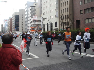東京マラソン　新橋バンコク銀行前