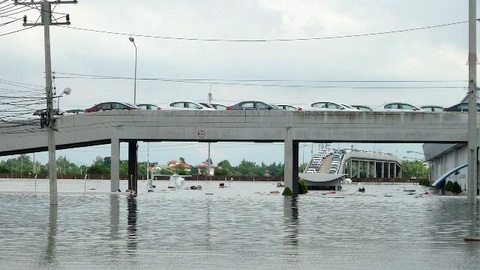 洪水をさける車